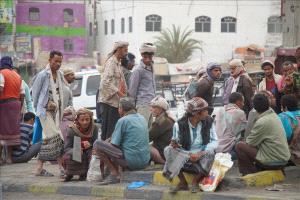 عمال الأجر اليومي وسائقو الدراجات النارية في تعز: همّ واحد يجمعهم في رمضان 